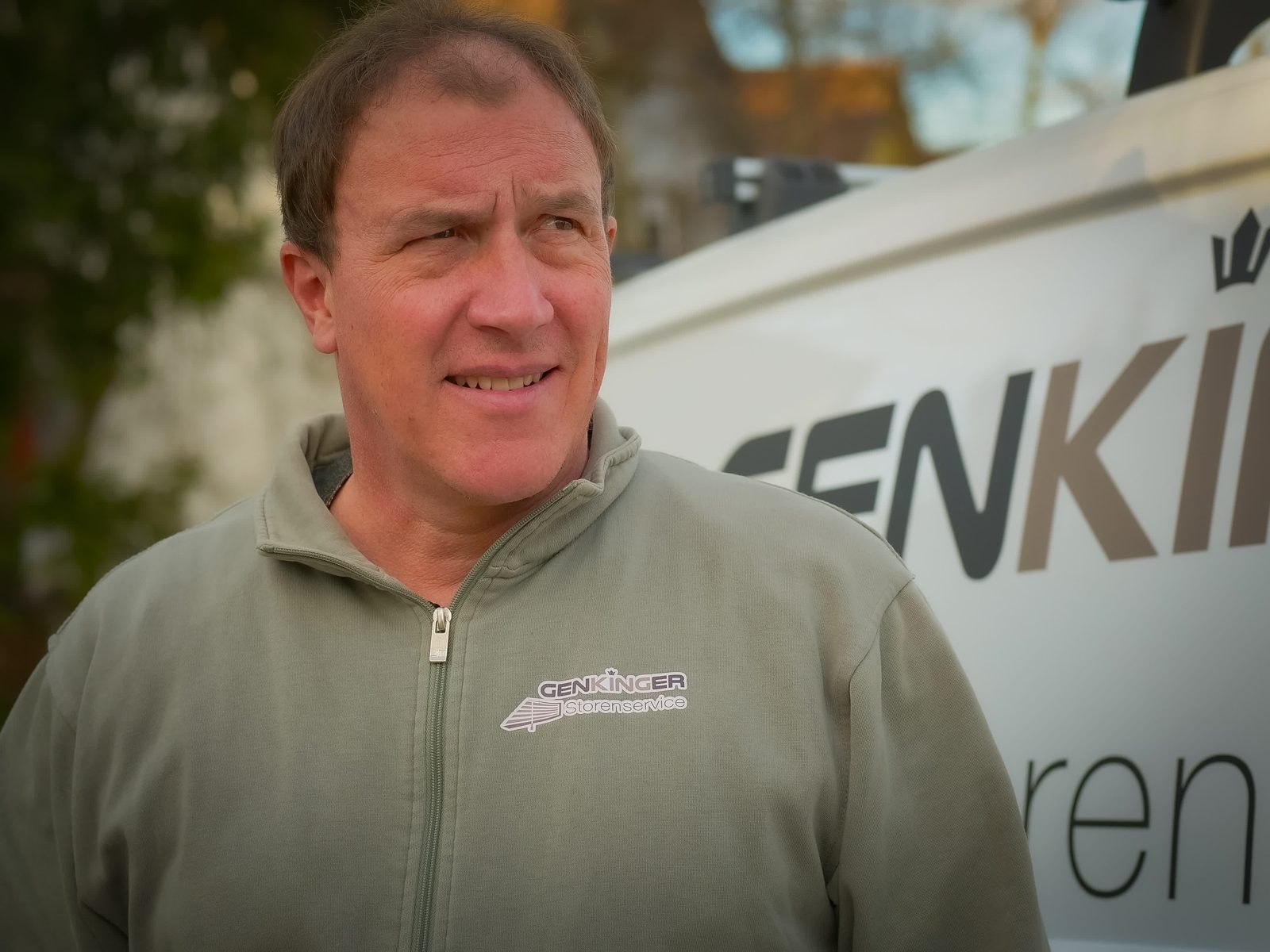 Mario Genkinger vor dem Firmenbus