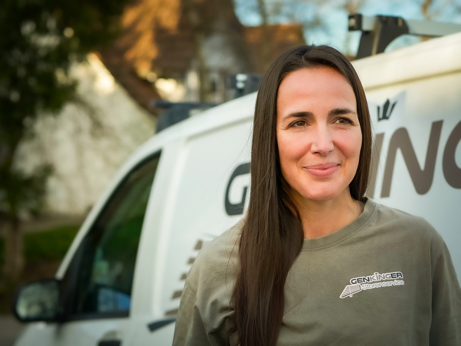 Raffaela Genkinger vor dem Firmenbus