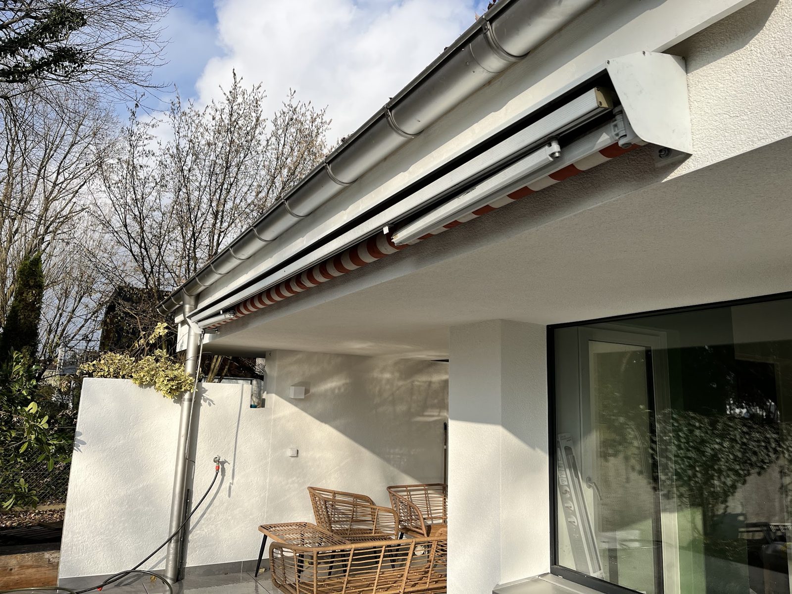 Ausgefahrene Sonnenstore über einer Terrasse