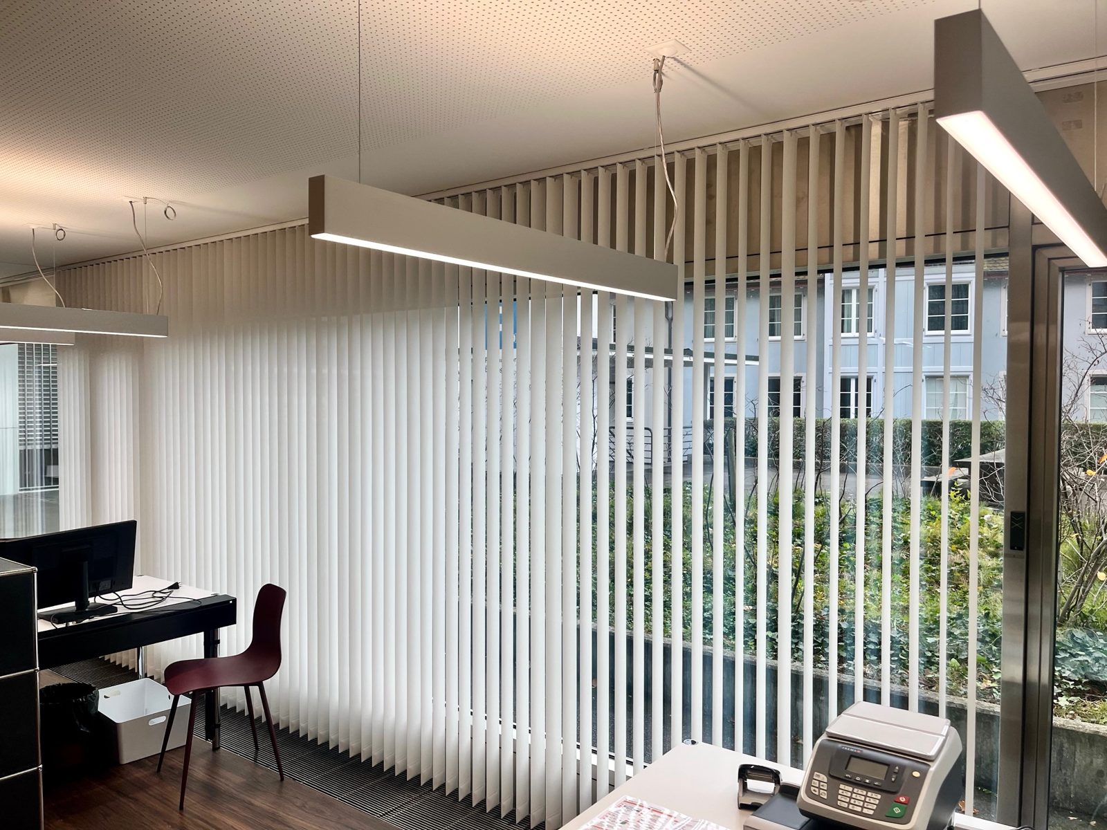Vertikaler Sonnenschutz in einem Büro
